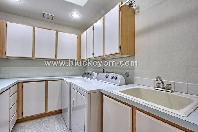 Building Photo - 4 Bed, 2 Bath Home on a Cul-de-sac in Lake...