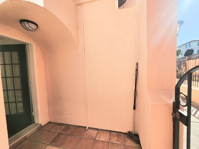 Building Photo - Spacious 3 bedroom condo
