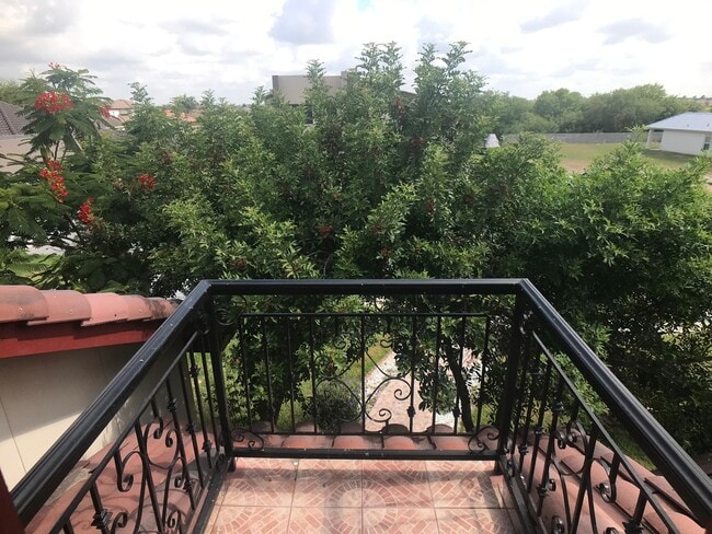 Building Photo - 4Bed/3.5Bath WITH A POOL Now available in Mcallen TX (Taylor and 495)