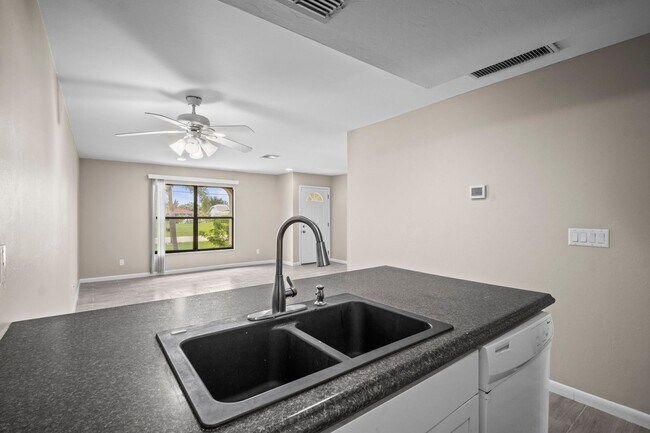 Building Photo - Stunning duplex offers two spacious bedroo...