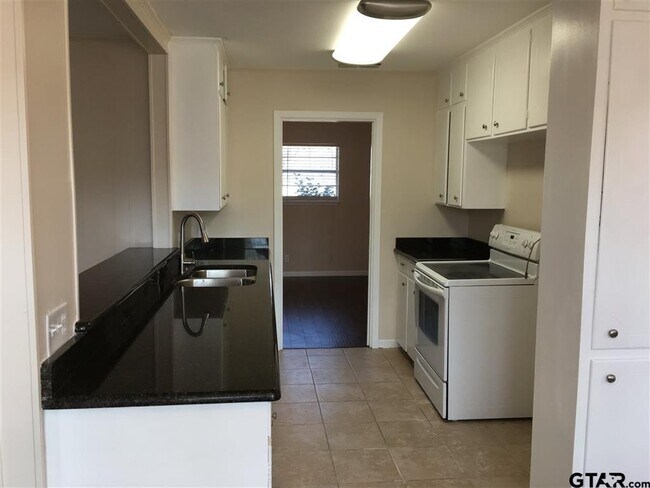 Building Photo - 1101 Balmoral Dr