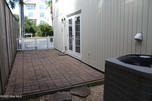 Building Photo - 933 Perrin Dr