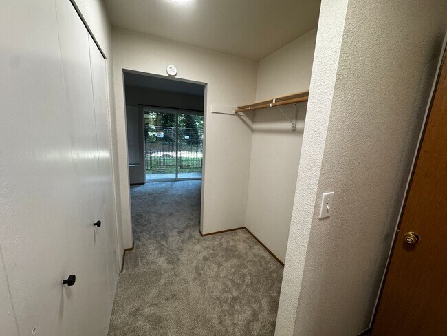Building Photo - Charming Updated 2-Bed, 2.5-Bath Condo in Bremerton
