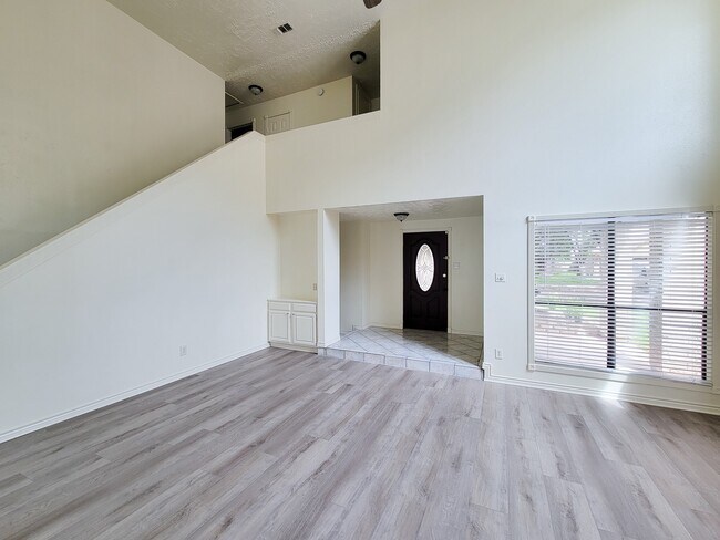 Building Photo - 2118 Creekshire Dr