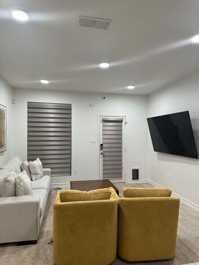 Building Photo - 9813 Sandhill Dr