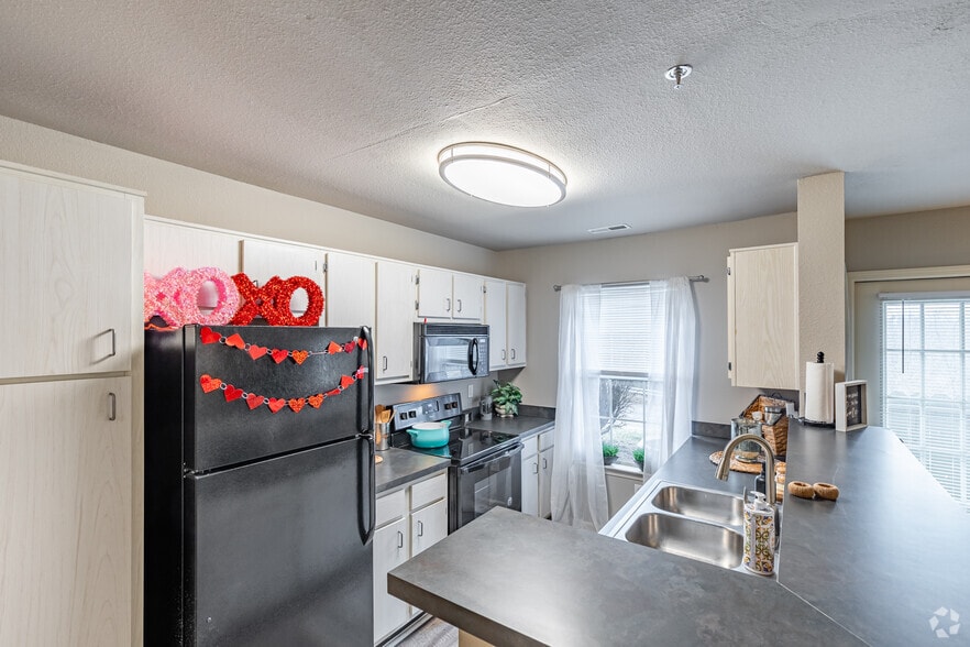 4BR, 2BA - 1,076SF - Kitchen - The Ridge