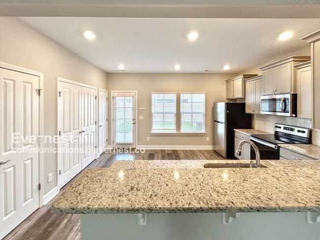 Building Photo - 821 Goswell Dr
