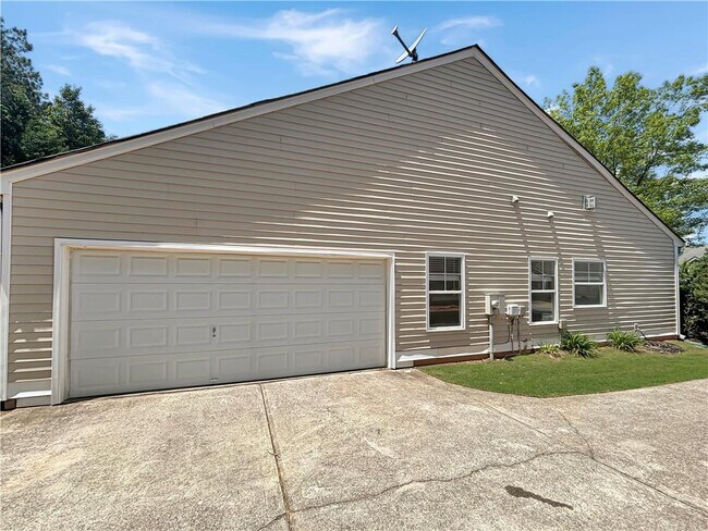 Building Photo - 3755 Pine Village Pl