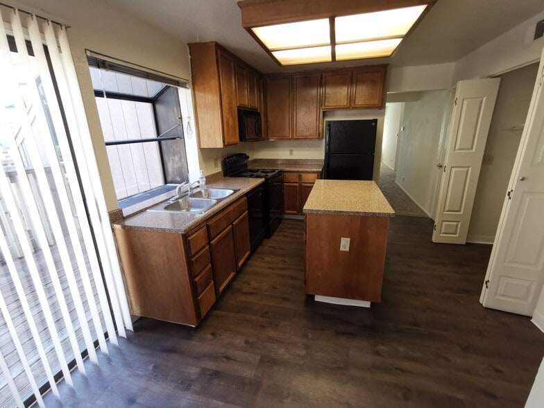 Kitchen + Nook - Shadowbrook Apartments
