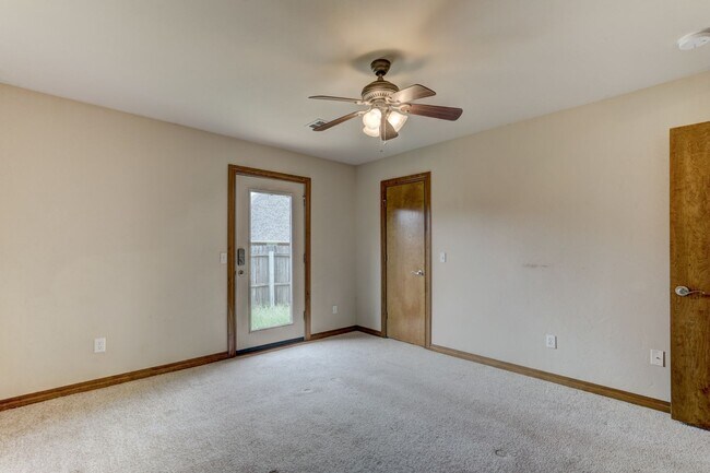 Building Photo - $350 Off First Month's Rent Move In Special!! Duplex in Yukon, Available Now!