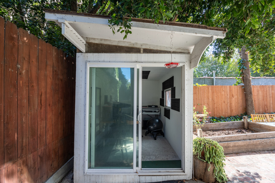 shed ideal for an office or yoga studio - 3115 Marathon St