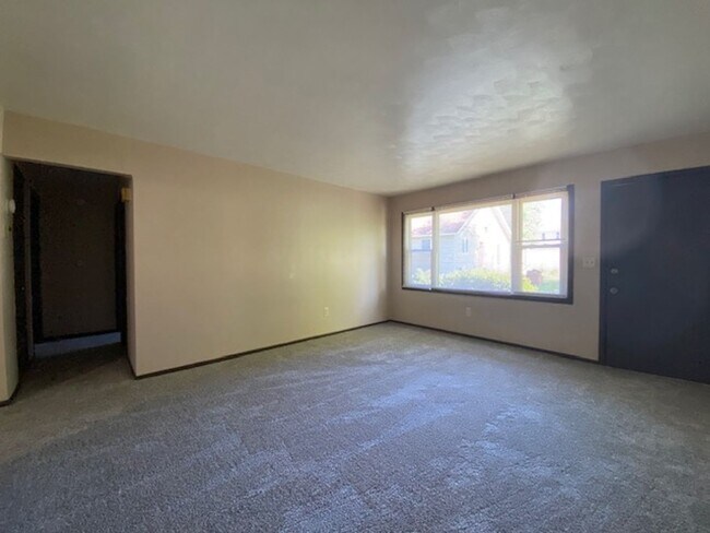 Building Photo - 419-423 N RUSSELL