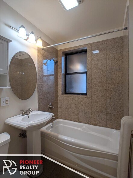 Building Photo - 736 W Addison St