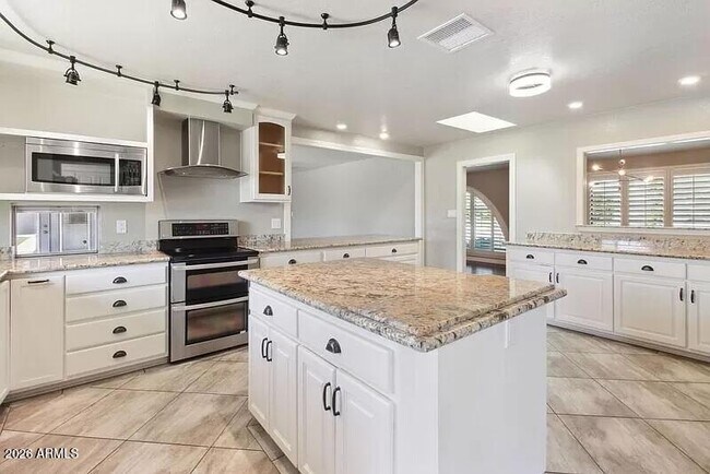 Building Photo - 3013 S Fairway Dr