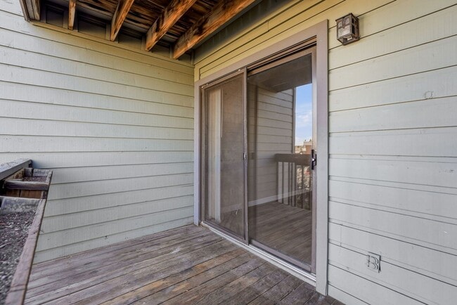 Building Photo - Updated 2 bed / 1 bath home in Lakewood!