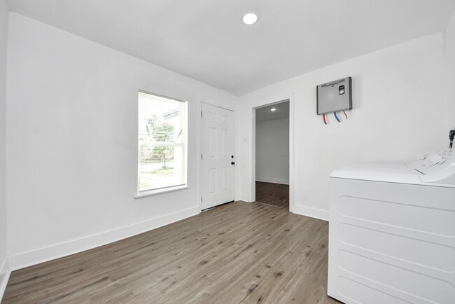 Building Photo - 1203 W 6th St