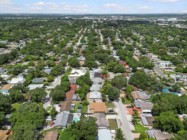 Building Photo - 560 NE 161st St