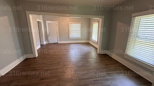 Building Photo - $849 - 2 bed 1 bath - Single Family Home L...