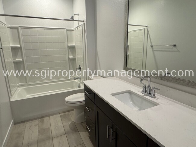 Building Photo - 16949 W Evergreen Rd