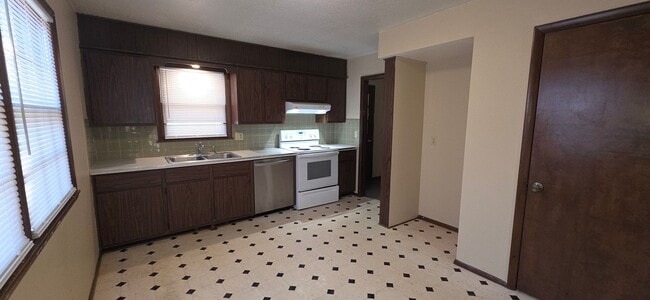 Building Photo - 2 Bedroom house! Great Location! $895