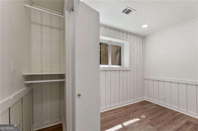 Building Photo - 472 Barnsdale Dr