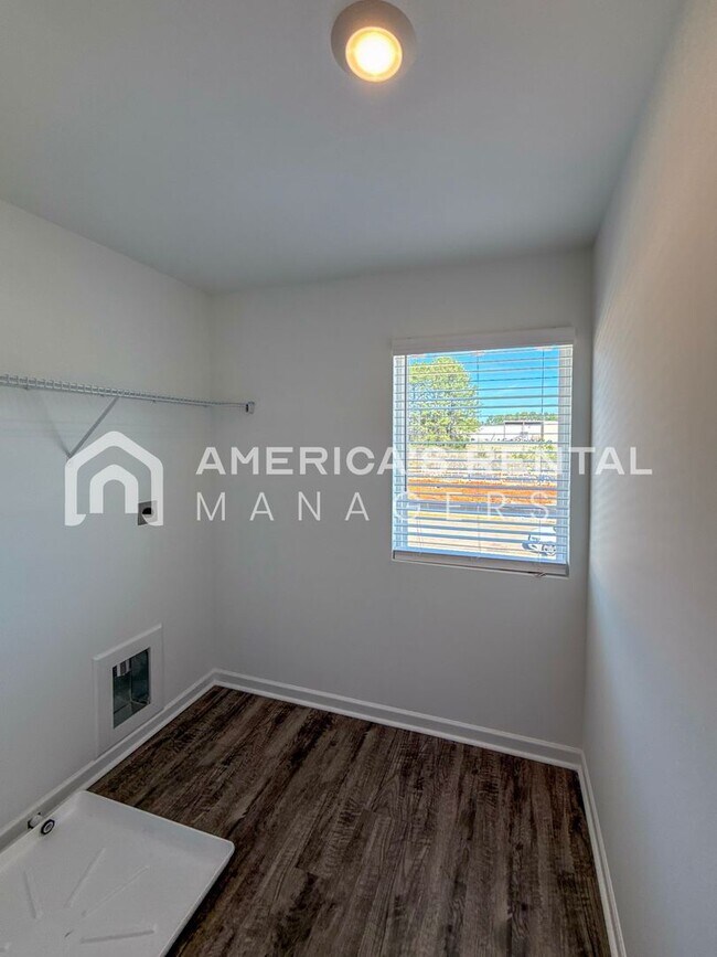 Building Photo - Escape to Lakeside Living in Lincoln! View with 48 Hours Notice!  DEPOSIT PENDING!!