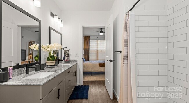 Building Photo - 515 Royal Ct