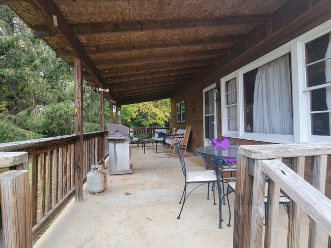 Building Photo - 113 Headman Ln