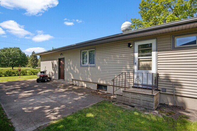 Building Photo - 104 N Spruce St