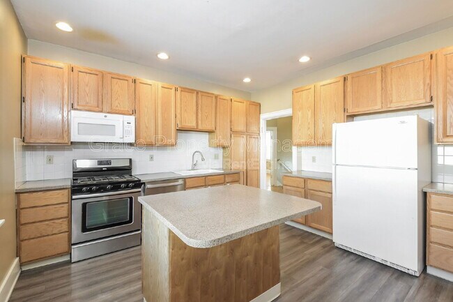 Building Photo - 1442 Perry St