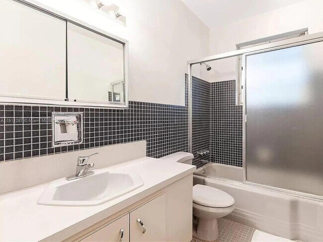 Building Photo - 565 N Shore Dr