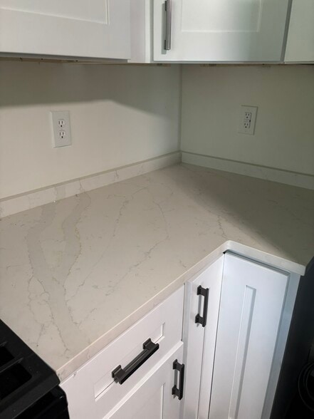 Quartz countertops - 631 Woodland Ave SE