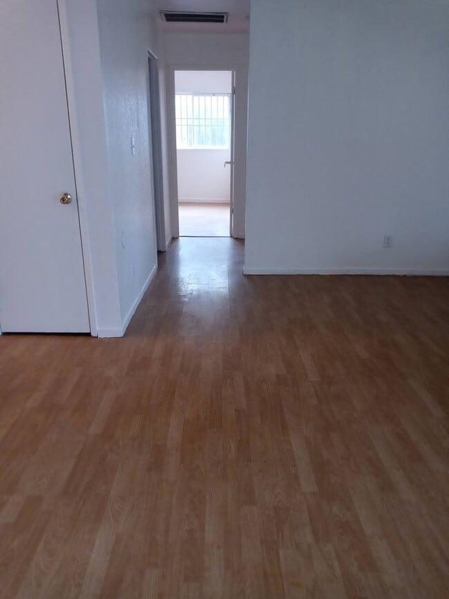 Building Photo - Affordable Home With Large Back Yard