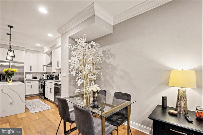 Building Photo - 443 S Robinson St