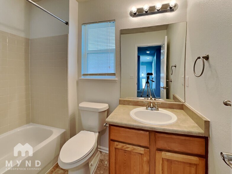 Building Photo - 7704 Autumn Leaf Way