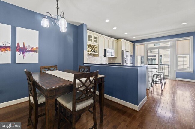 Building Photo - 2509 S Kenmore Ct