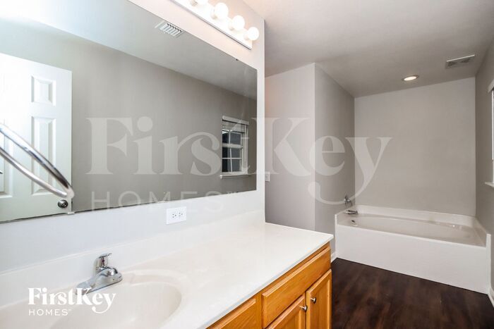 Building Photo - 2315 Canopy Dr