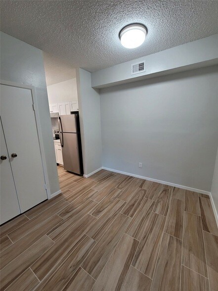 Building Photo - 7055 N Holiday Dr