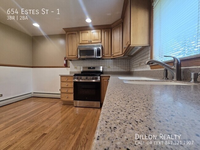 Building Photo - 654 Estes St
