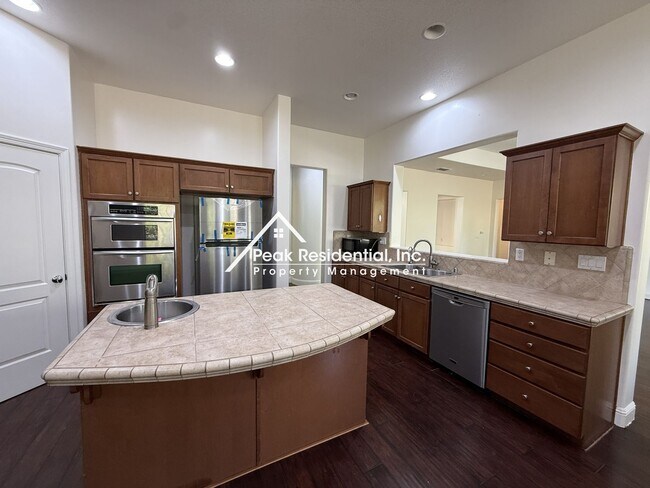 Building Photo - Charming 4 bedroom 2 bathroom home in Elk Grove!