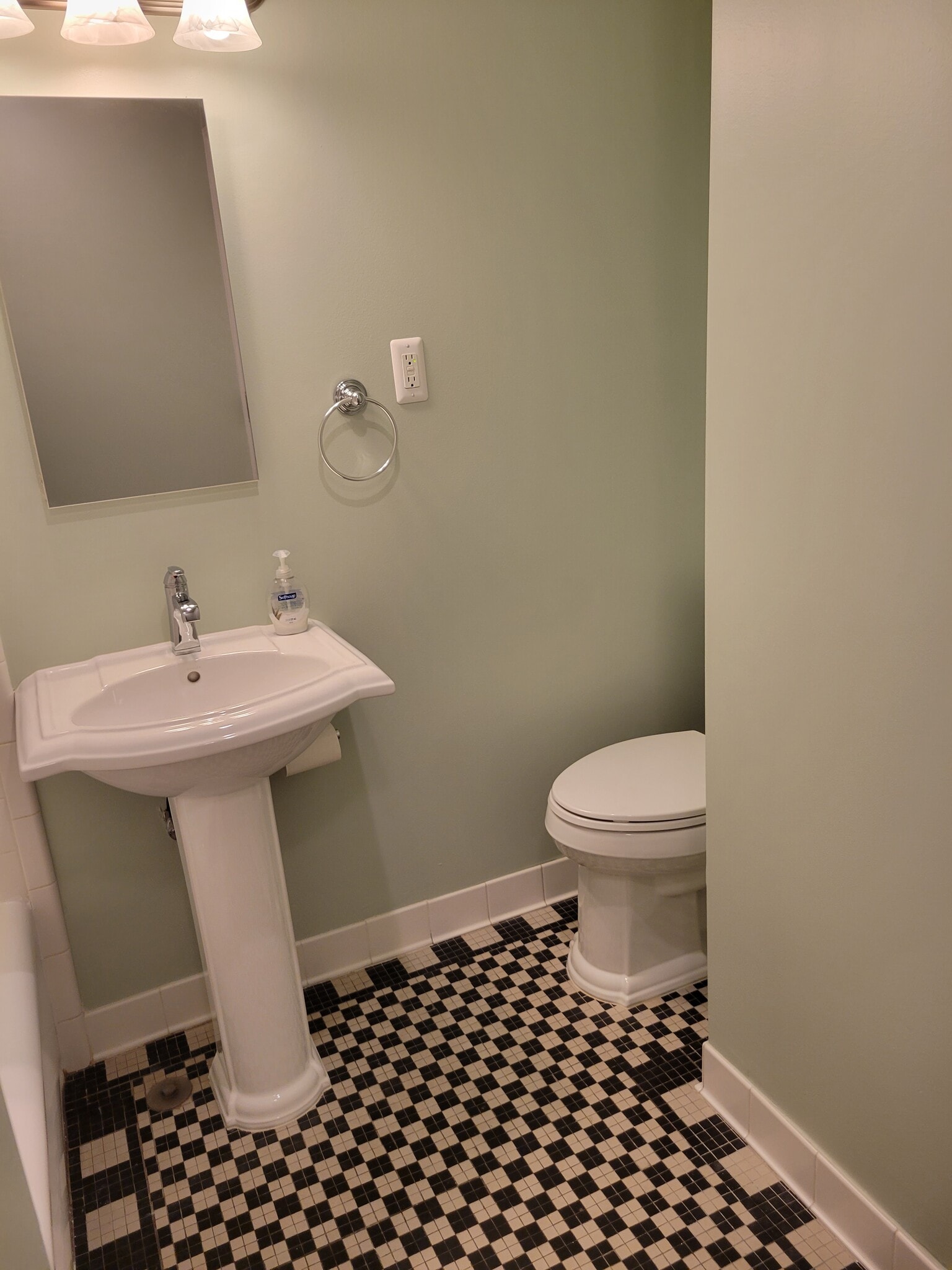 Building Photo - 15 E Kirby St