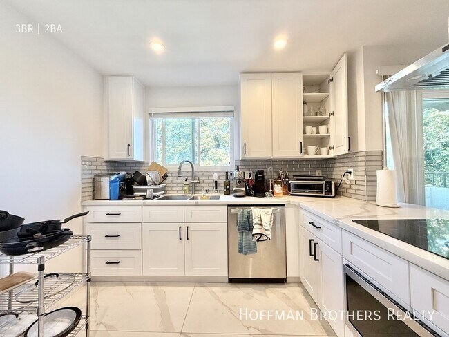 Building Photo - 1102 11th St