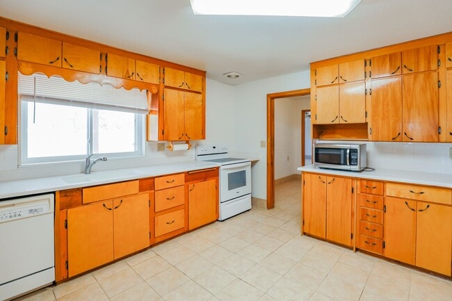 Building Photo - Roomy 3 Bedroom Home with Two Living Spaces