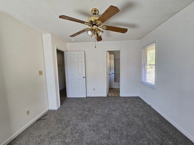 Building Photo - 1929 Crestview Dr