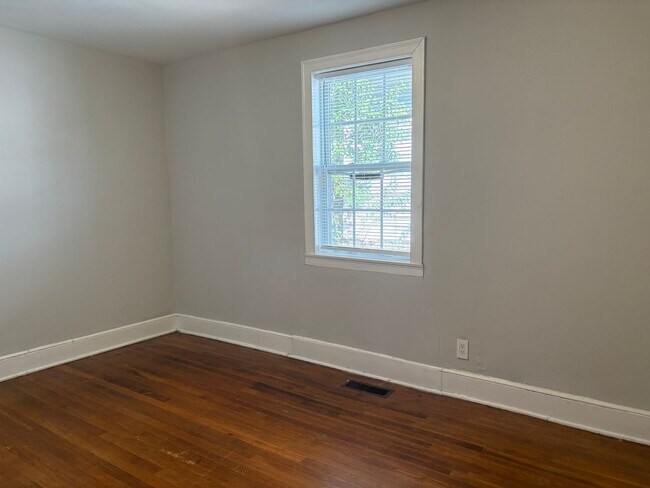 Building Photo - 4 Bedroom, 2 Bathroom House in Greensboro!