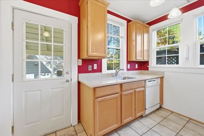 Building Photo - Charming Updated Home in SE Portland!
