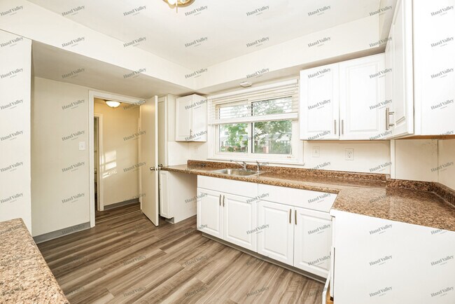 Building Photo - 3118 Livingston Rd