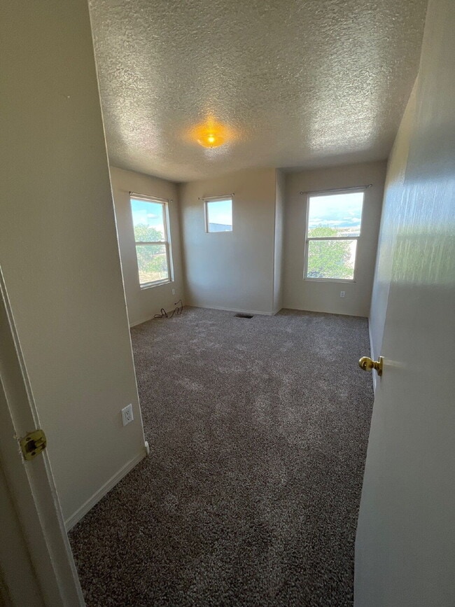 Building Photo - Two story 3 bedroom!