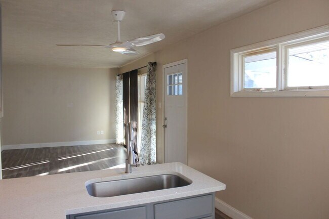 Building Photo - 753 Jefferson Rd