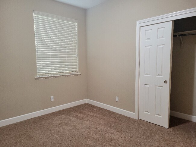 Building Photo - 1618 Oak St